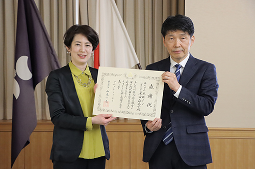 Presentation ceremony for certificate of appreciation (Left: Toyoko Inn CEO Maiko Kuroda. Right: Governor Ichita Yamamoto, Gunma Prefecture)